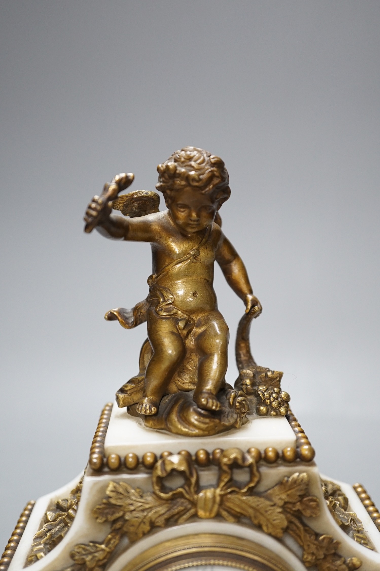 An early 20th century French marble and ormolu cherubic timepiece, height 19cm